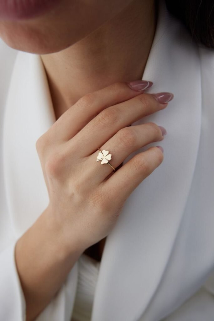 Anillo de oro 18K para mujer diseño flor minimalista elegante